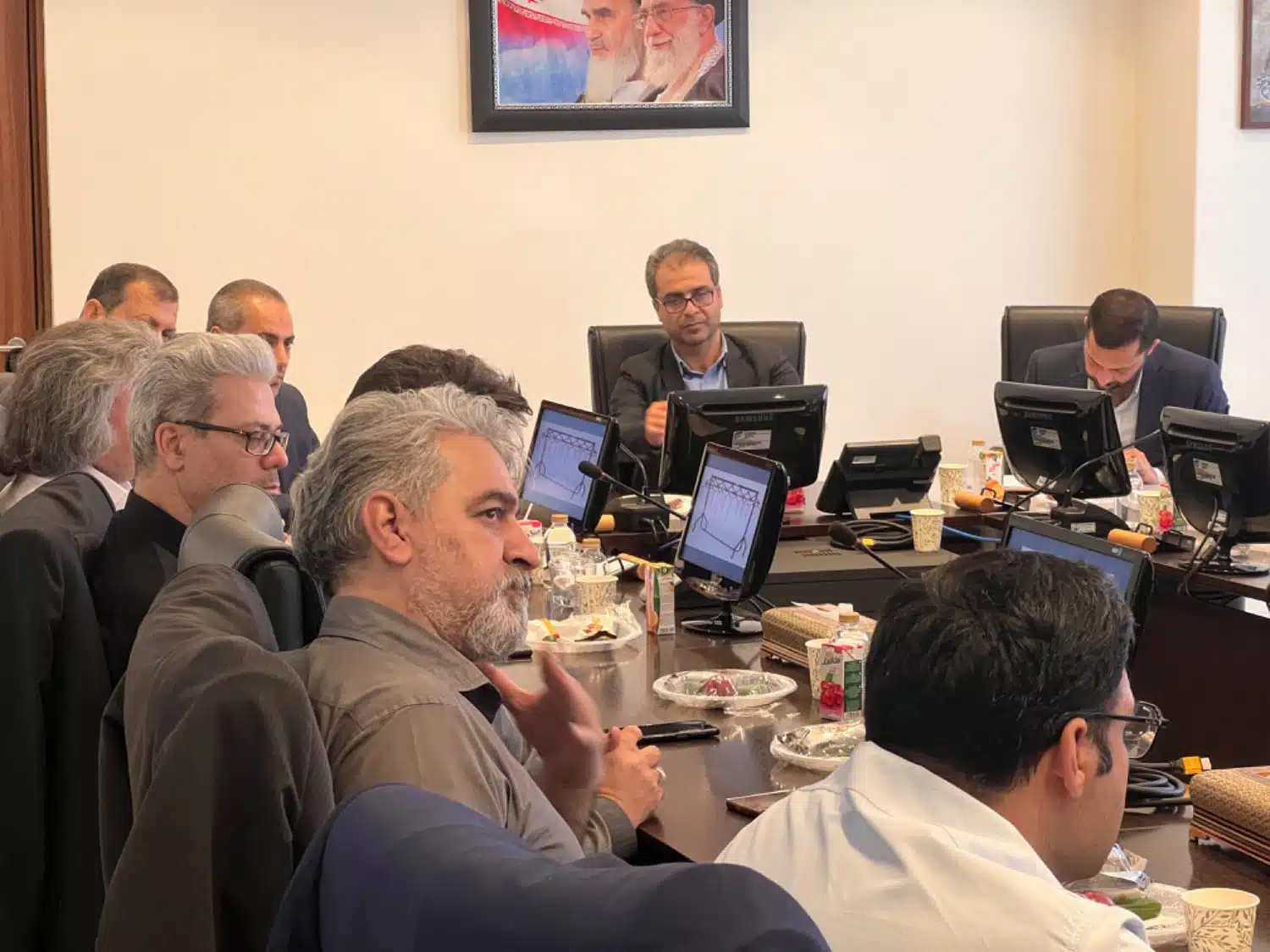 جلسه راهبردی آشنایی با مفاهیم بنیادی business architecture با حضور مدیریت محترم عامل هلدینگ جناب آقای دکتر حمیدیان شورمستی بهمراه مدیران ارشد هلدینگ و شرکت های تابعه